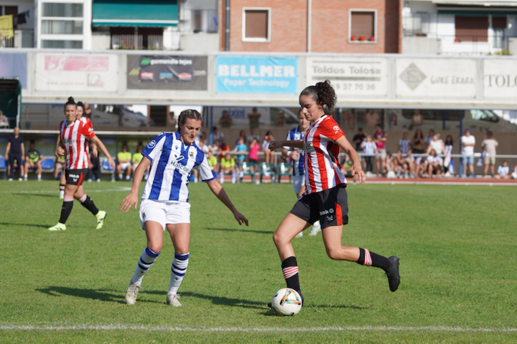 Lavogez y Valero, dos de los refuerzos veraniegos, en una acción de la final de Euskal Herria Kopa.