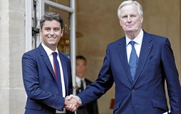 Michel Barnier, nuevo primer ministro francés, estrecha la mano de su precedesor, Gabriel Attal.