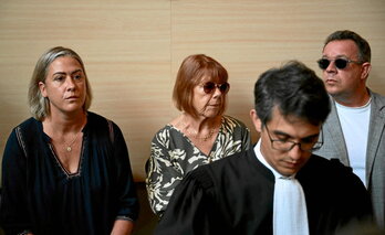 Gisèle Pélicot, junto a familiares, en el arranque de la vista el pasado lunes.