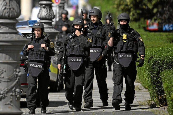 Policías alemanes, en el lugar del tiroteo.