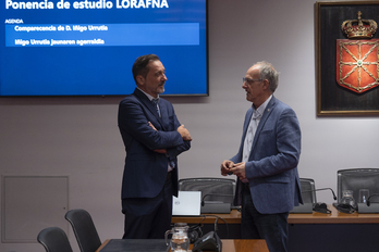 Iñigo Urrutia conversa con Adolfo Araiz (EH Bildu) en el Parlamento navarro.