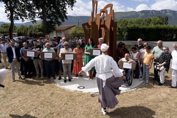 Entrega de los restos de cinco víctimas extremeñas identificadas en Urduña, en julio de 2023.