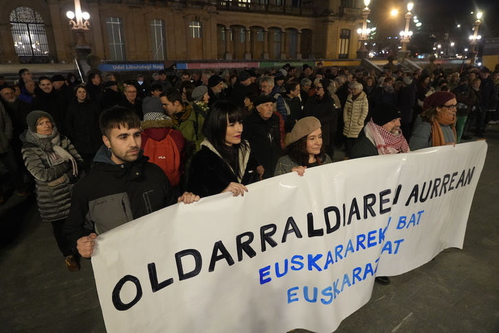 Donostiako Udaltzaingoaren bi lanpostutarako euskara eskakizuna atzera bota duen sententzia salatzeko elkarretaratzea.