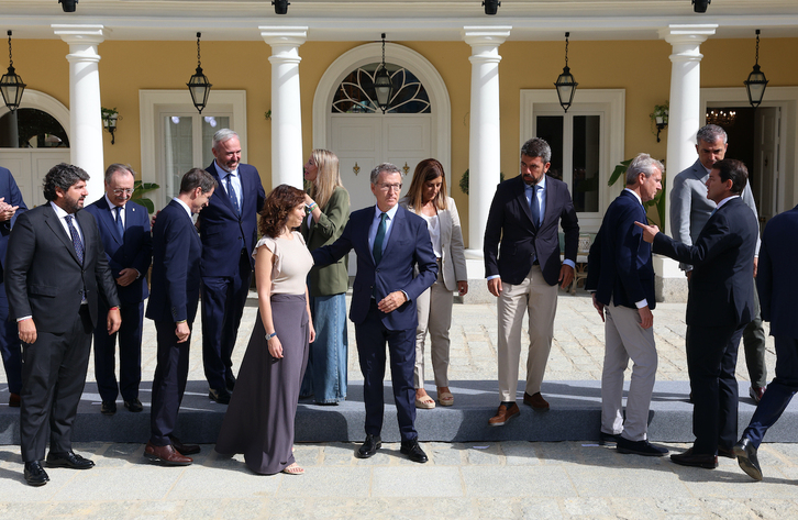 Ayuso y Feijóo, junto a resto de líderes autonómicos del PP tras disolverse la habitual foto de familia.