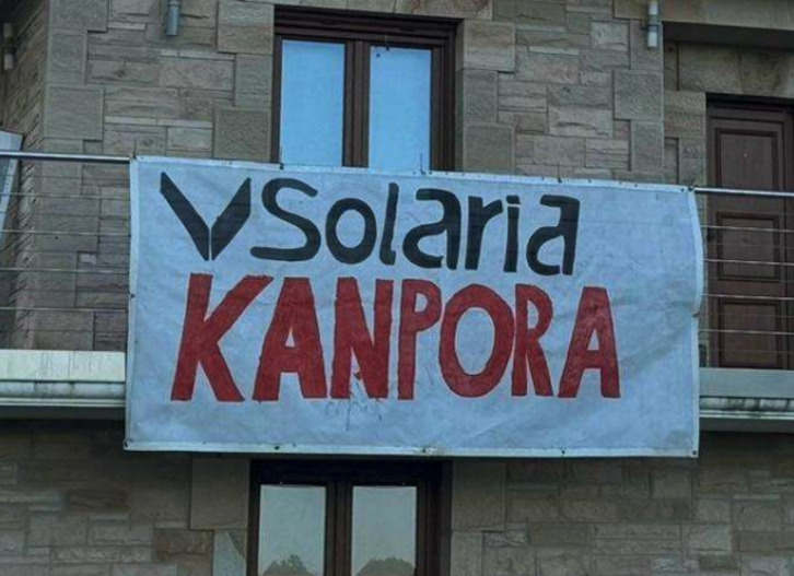 ‘Solaria kanpora’ jartzen duen pankarta kenarazi nahi diete Gorbeialdeko bizilagunei.