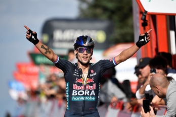 Primoz Roglic celebra su triunfo en Moncalvillo.