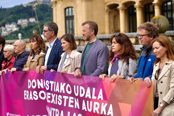 Donostiako udaleko ordezkariek elkarretaratzea egin dute azken sexu erasoa salatzeko.