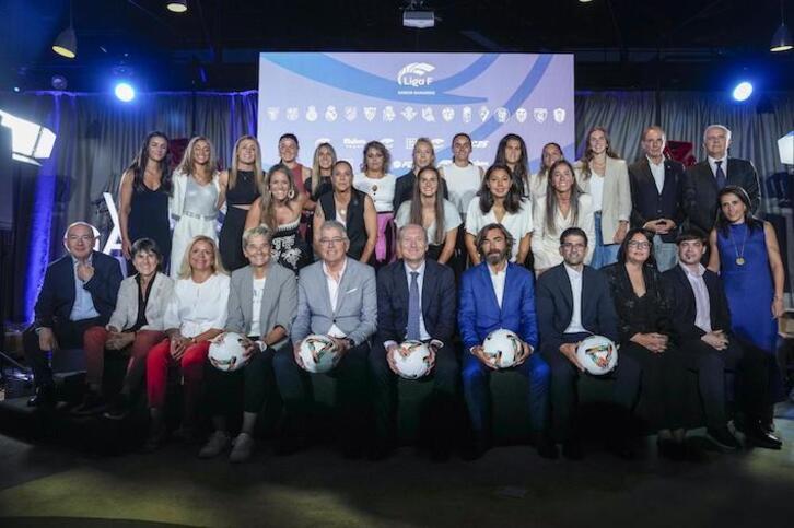 Foto de familia en la gala de presentación de la temporada de la Liga F.