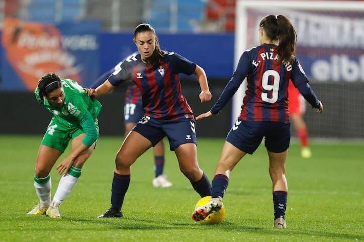 Arana intenta ganar la posición en el choque de la pasada temporada entre Eibar y Betis en Ipurua.