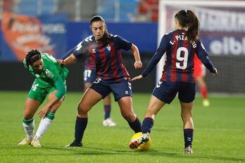 Arana intenta ganar la posición en el choque de la pasada temporada entre Eibar y Betis en Ipurua.