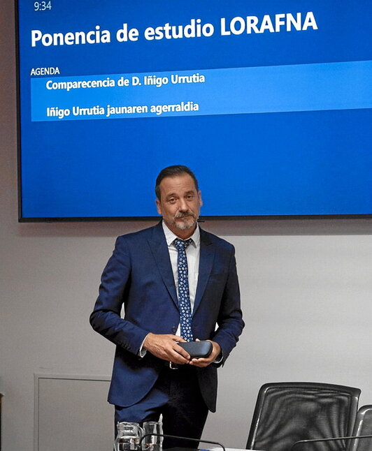 El profesor Iñigo Urrutia, en el Parlamento navarro.