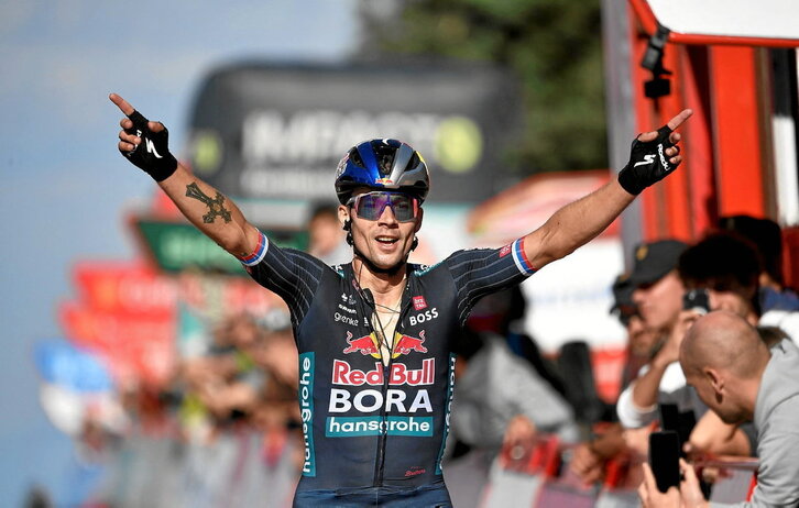 Primoz Roglic celebra en la cima de Moncalvillo un triunfo que le acerca a su cuarta Vuelta.