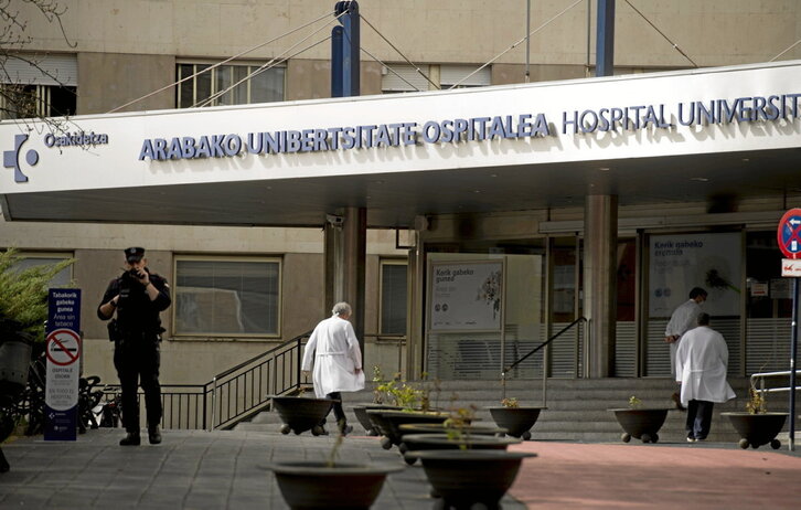 Entrada al hospital de Txagorritxu, donde está ingresada la víctima.