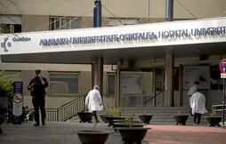 Entrada al hospital de Txagorritxu, donde está ingresada la víctima.