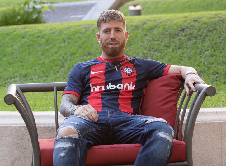 Muniain posa con la camiseta de San Lorenzo de Almagro