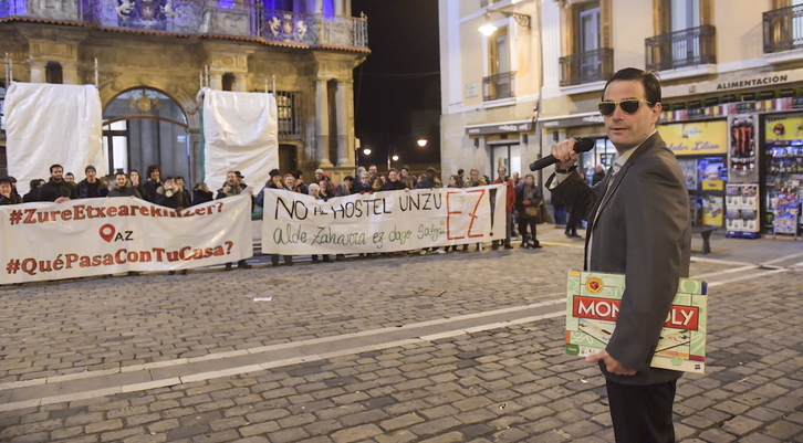 Protesta ante el Ayuntamiento de Iruñea contra los apartamentos turísticos, en una imagen de archivo de 2019.