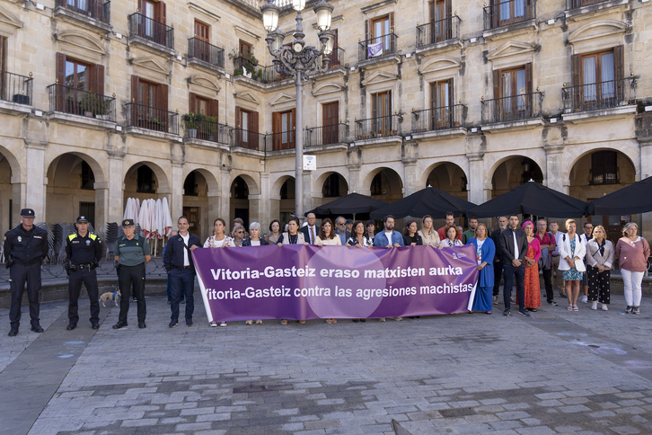 Junto a la alcaldesa, se han concentrado representantes de todos los partidos políticos del Ayuntamiento de Gasteiz, así como la directora de Emakunde, Miren Elgarresta, y la diputada de Igualdad, Jone Berriozabal, entre otras.