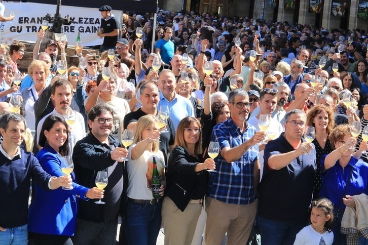 Milaka lagunek hartu dute parte larunbat honetan Donostiako Sagardo Egunean.