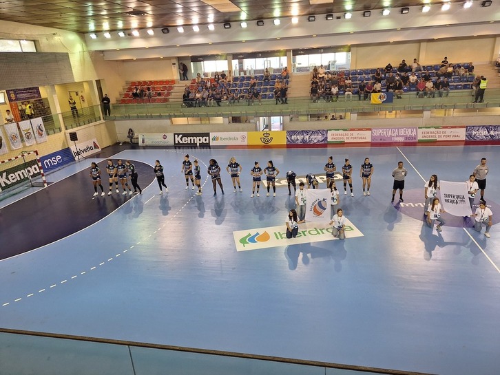 Las jugadoras de Bera Bera, en el partido ante el Madeira.