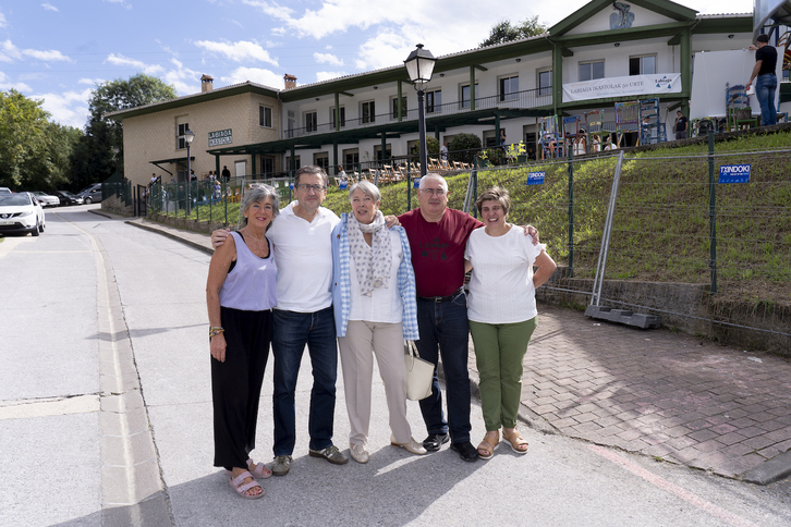 Ezker-eskuin, Koro Artieda, Joxan Oiz, Helena Santesteban, Iñaki Castillo eta Espe Zelaieta, 1996an inauguratu zuten ikastola berria gibelean dutela. Justu ikastolaren 50. urteurreneko lehen ekitaldia egin duten egunean atera dugu argazkia.