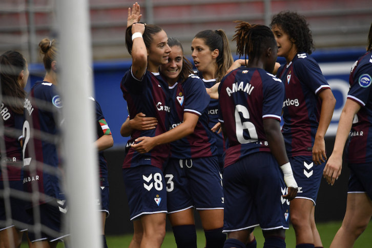 Ane Campos celebra con sus compañeras el gol que abría el marcador.