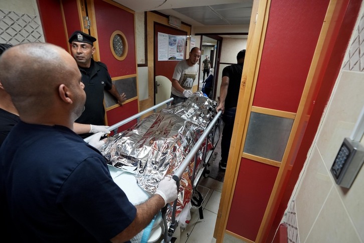 Sanitarios transportan el cuerpo de Aysenur Ezgi Eygi, muerta en un ataque israelí.