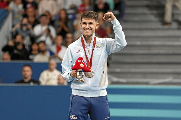 Ander Cepas, sonriente en el podio de París con su medalla de bronce.