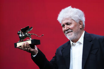 Pedro Almodóvar, con el León de Oro de la Mostra de Venecia.