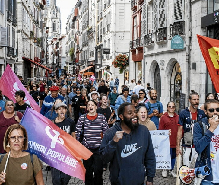 La protesta recorrió las calles de Baiona.