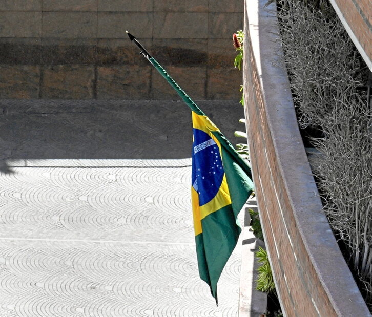 Bandera de Brasil en la embajada argentina.