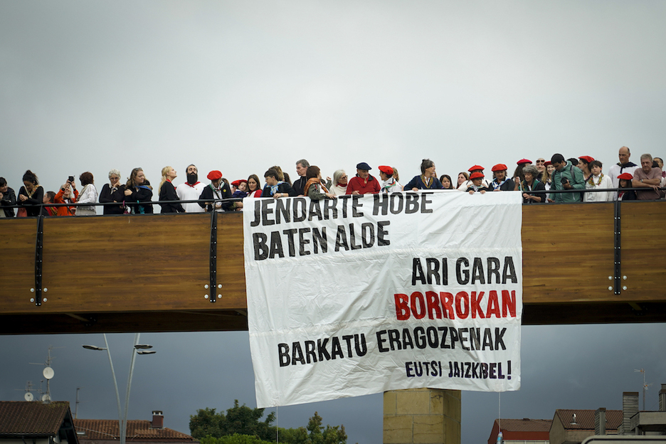 Urtero zabaldu ohi dute pankarta bat zubi honetatik. Honatx aurtengoa.