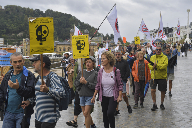 La cadena humana baja por la primera rampa hacia el arenal.