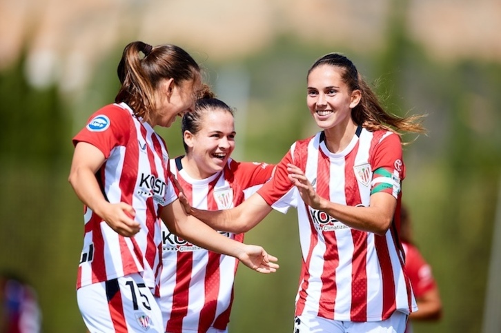 Oguiza celebra con Pinedo y Zugasti el gol de la victoria.