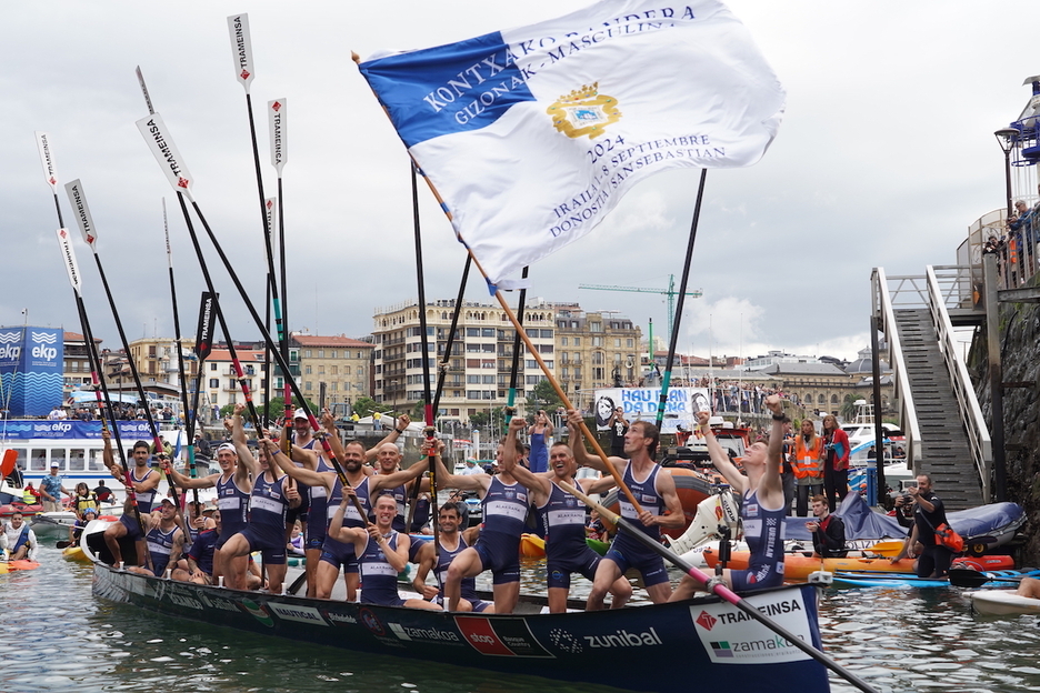 Gizonetan, Urdaibaik beste erakustaldi bat eman du bandera irabazteko.