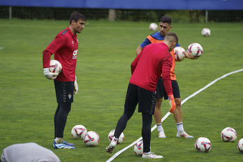 Fuzato junto a Merquelanz e Ispizua durante un entrenamiento en Atxabalpe.