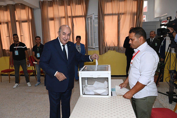 El presidente argelino, Abdelmajid Tebboune, deposita su voto.