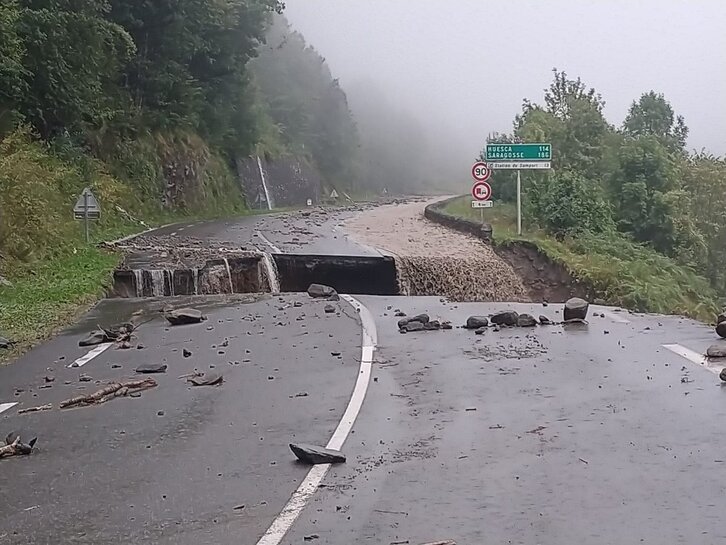 Un desprendimiento ha cortado la carretera de acceso al túnel de Somport desde el lado francés. 