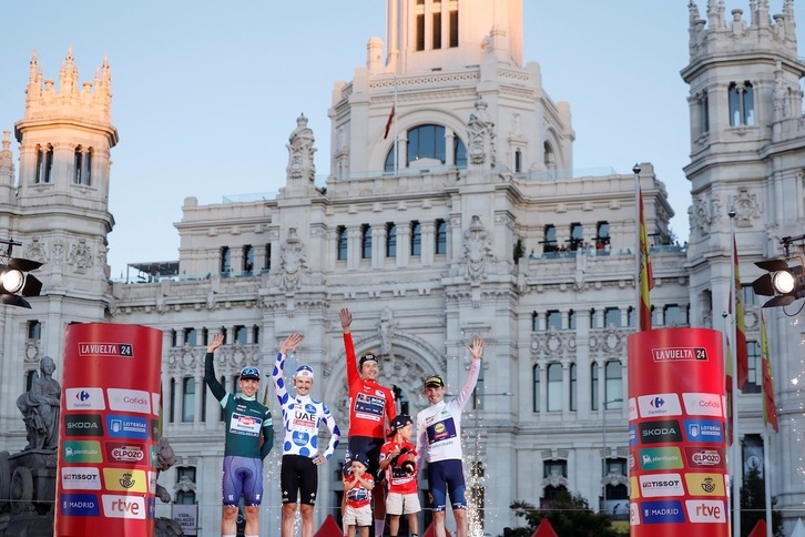 Primoz Rogliz, en el centro, en el podio como vencedor de la Vuelta 2024.