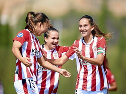 Oguiza celebra el gol con Clara Pinedo y Patricia Zugasti.