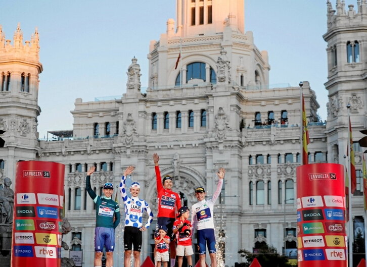 Roglic, en el centro del podio en Madrid.