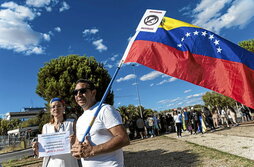 Opositores venezolanos esperan en la base de Torrejón de Ardoz la llegada del avión de Edmundo González Urrutia.