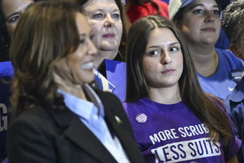 Una joven votante mira a Kamala Harris en un mitin recientes. Los jóvenes se inclinan mayoritariamente por esta opción según las encuestas.