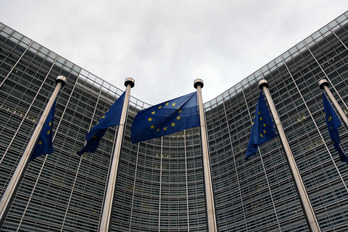 Banderas de la Unión Europea frente a la sede de la Comisión Europea en Bruselas.