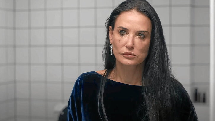 En «The Substance», Demi Moore se mete en la piel de Elizabeth Sparkle, una presentadora de televisión a la que se le empieza a notar el paso del tiempo.