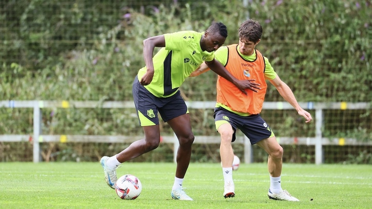 Aritz Elustondo forcejea con Aritz durante el entrenamiento de hoy. 