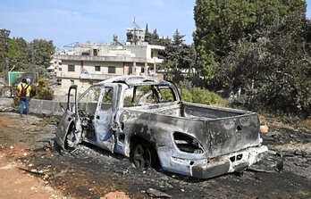 Un vehículo calcinado, en el lugar del ataque israelí en la provincia de Hama, en Siria.