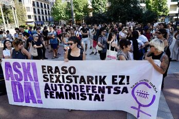 Concentración del movimiento feminista para denunciar esta agresión machista de Txomin Enea.