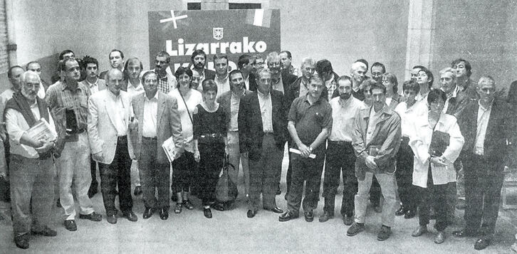 1998ko irailaren 12an Lizarran akordioa sinatu zuten eragileen taldeko argazkia.