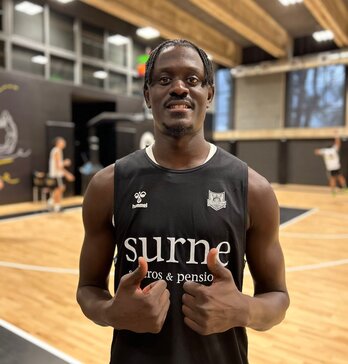 Amar Sylla posa en su primer entrenamiento como jugador de Bilbao Basket.