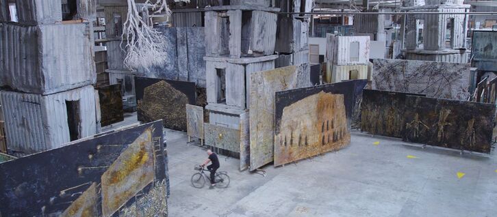 Anselm Kiefer recorre en bicicleta La Ribaute, su antiguo taller y residencia.